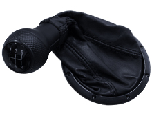 PERILLA P/PALANCA DE 5 VELOCIDADES VW. POINTER 05-07 NEGRA C/FUNDA DE PIEL ARO NEGRO NAC.